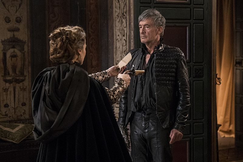 Águila Roja - Lucrecia entrega un documento a Hernán