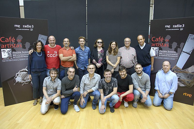 Foto de familia de 'Café de Artistas'.
