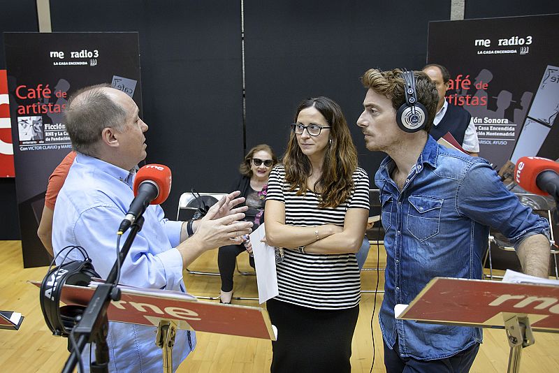 Benigno Moreno da instrucciones a Víctor Clavijo y Mayca Aguilera.