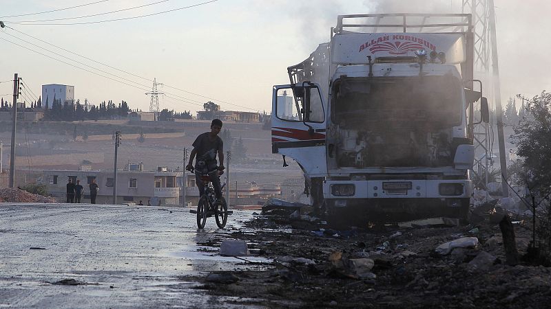 Camión de ayuda humanitaria destruido en Urm al Kubra, cerca de Alepo