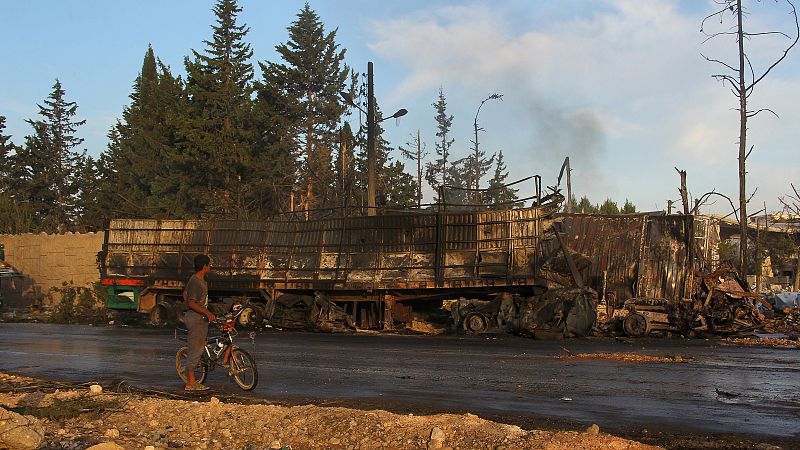 Restos de uno de los camiones del convoy bombardeado en la localidad de Urm al Kubra, al oeste de Alepo. Al menos 12 personas, la mayoría conductores, han muerto.