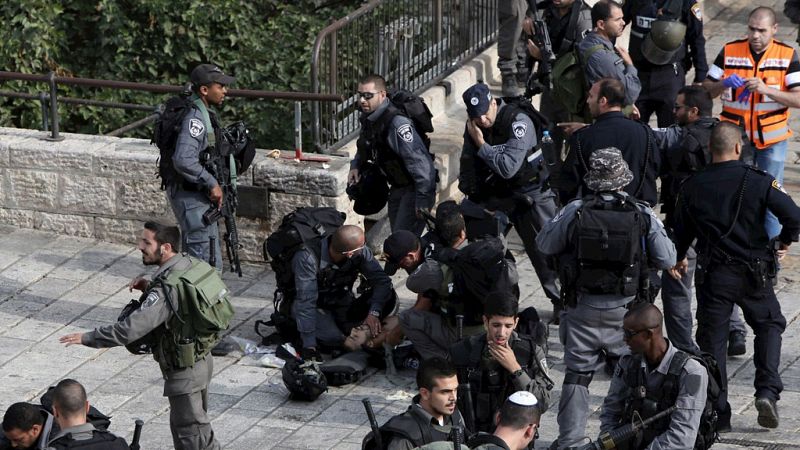 Un policía israelí acuchillado yace en el suelo atentadido por sus compañeros en la Ciudad Vieja de Jerusalén, el 10 de octubre. Jerusalén ha sido uno de los focos principales, junto con Hebrón, de esta oleada de ataques.
