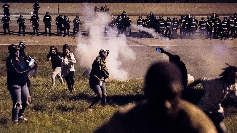 La Policía lanza gases lacrimógenos a los manifestantes durante la noche de disturbios.