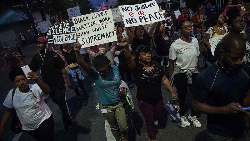 Manifestantes marchan durante la manifestación contra la violencia policial en Charlotte, Carolina del Norte. AFP PHOTO / NICHOLAS KAMM