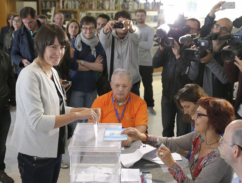 La candidata del BNG a la presidencia de la Xunta, Ana Pontón (i), vota en Santiago de Compostela