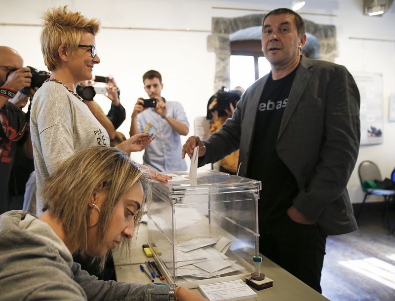El dirigente de la izquierda abertzale Arnaldo Otegi vota en la casa de Cultura de Elgoibar (Gipuzkoa)