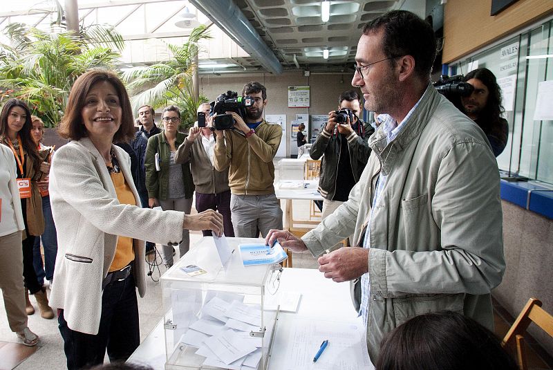 La candidata de Ciudadanos a la Presidencia de la Xunta, Cristina Losada (i), vota en el Ayuntamiento de Vigo
