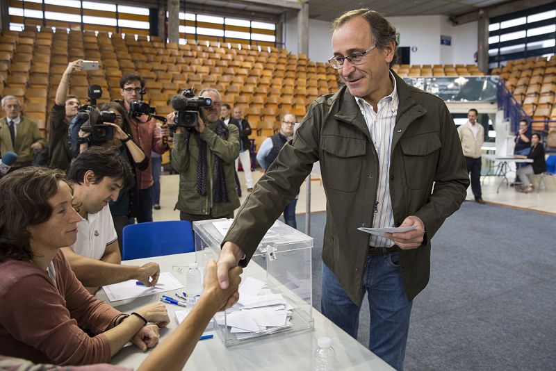 El candidato del PP a lehendakari, Alfonso Alonso, vota en el polideportivo Mendizorrotza de Vitoria