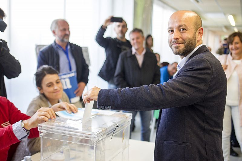 El candidato de En Marea a la Presidencia de la Xunta, Luis Villares, vota en Galicia