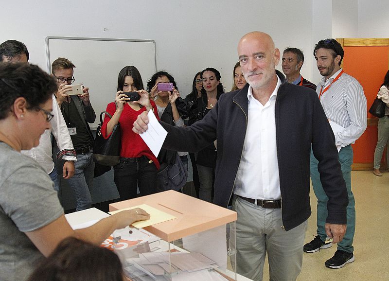 El candidato a lehendakari por Ciudadanos, Nicolás de Miguel, vota en el colegio de Morlans de San Sebastián
