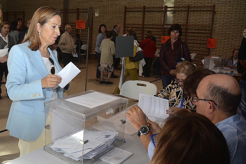 La presidenta del Congreso de los Diputados, Ana Pastor, ejerce su derecho al voto en el colegio de Campolongo, en Pontevedra