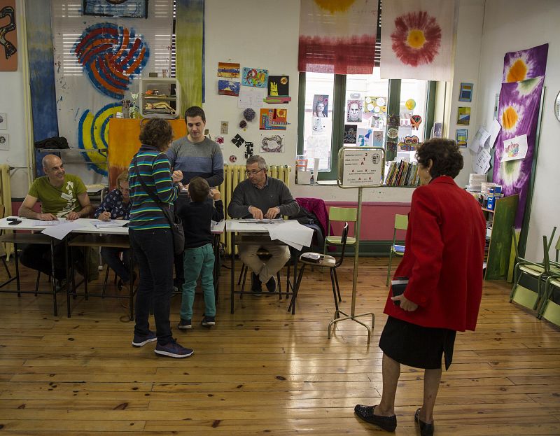 Algunos electores ejercen su derecho al voto en el colegio de la Escuela de Artes y Oficios de Vitoria