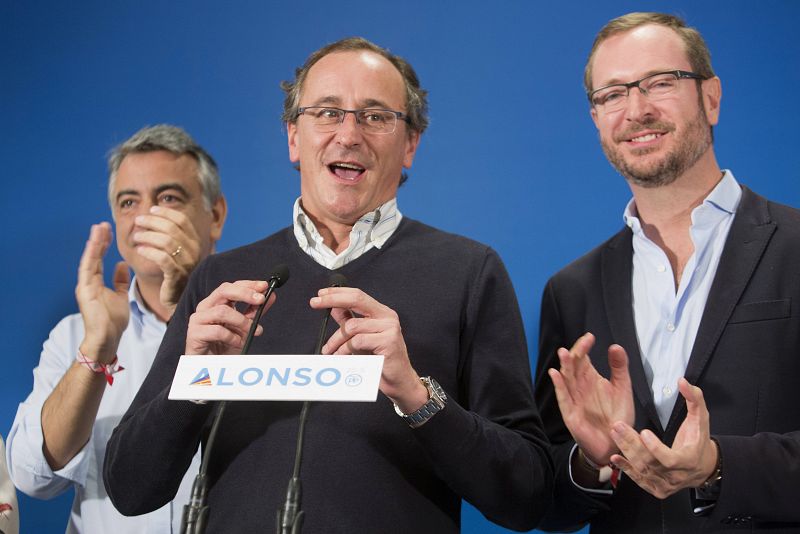El candidato a lehendakari por el PP, Alfonso Alonso, acompañado por sus compañeros de partido Javier de Andrés y Javier Maroto, tras conocerse los resultados de los comicios autonómicos