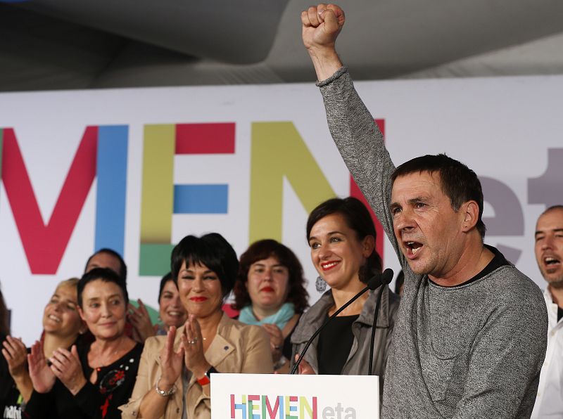 El dirigente de la izquierda abertzale, Arnaldo Otegi, y la candidata a lehendakari por EH Bildu, Laura Mintegi, celebran los resultados electorales de su formación e las elecciones vascas