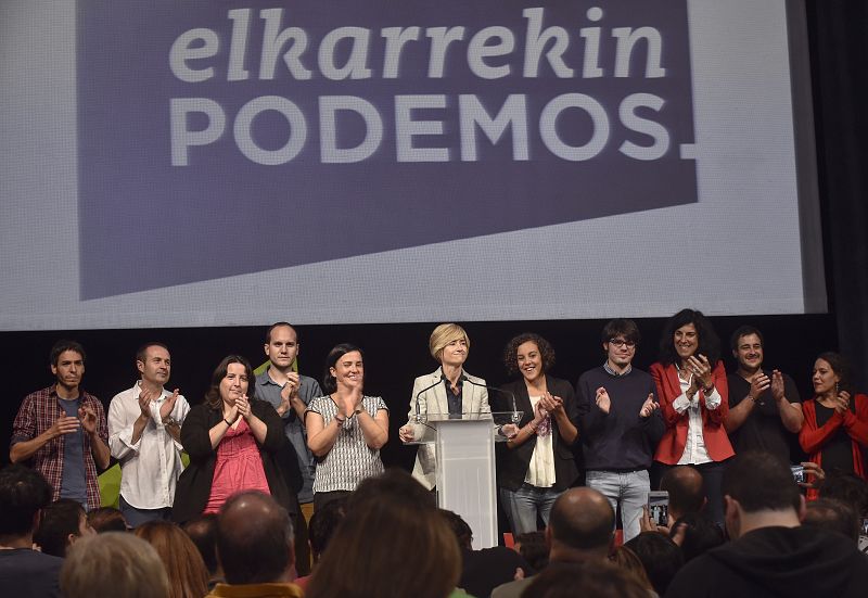 La candidata a lehendakari de Elkarrekin Podemos, Pili Zabala, ante los medios de comunicación junto a los demás componentes de la formación para valorar los resultados obtenidos en las elecciones al Parlamento Vasco