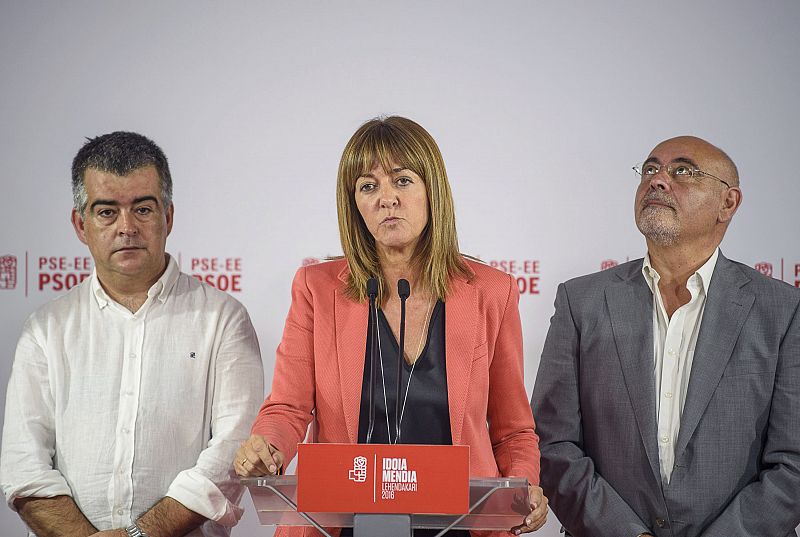 La candidata del PSE-EE a lehendakari, Idoia Mendia, durante su comparecencia en Bilbao para valorar los resultados de las eleccciones vascas