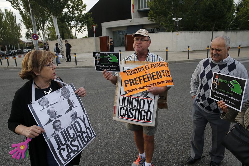 Preferentistas de Caja Madrid protestan ante los exdirectivos de la entidad