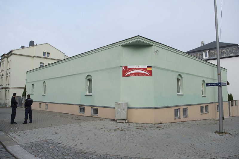 La policía alemana monta guardia frente a la mezquita Fatih Cami en Dresde. Dos explosivos han estallado, uno de ellos en una mezquita y el otro en un centro internacional de conferencias, sin causar heridos