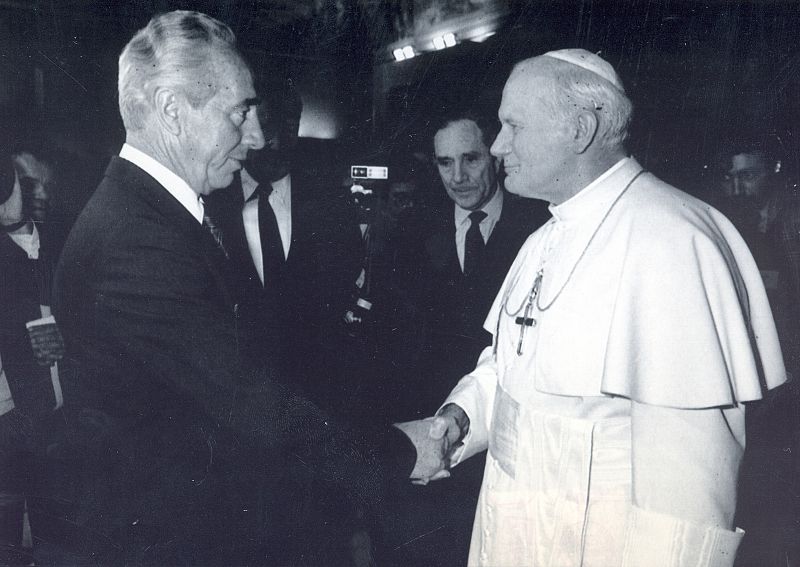 Simon Peres saluda al papa Juan Pablo II