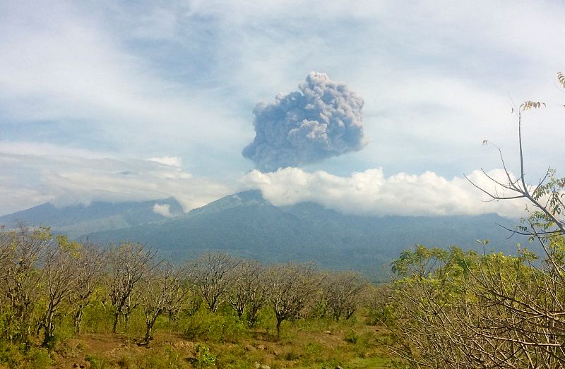 Cientos de turistas evacuados tras la erupción de un volcán en la isla de Lombok