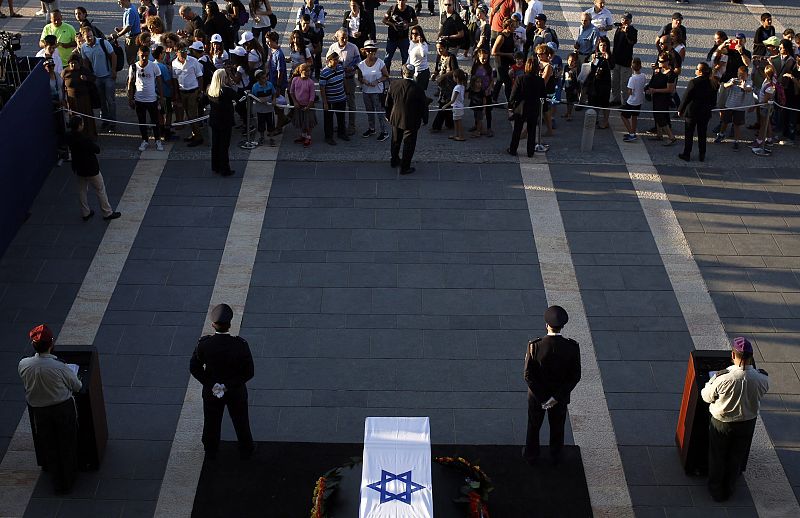 Ciudadanos israelíes presentan sus respetos ante el féretro del expresidente israelí Simón Peres