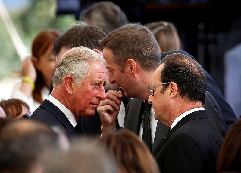 El príncipe Carlos de Inglaterra y el presidente francés François Hollande (d) hablan antes de la ceremonia en el cementerio Monte de Herzl