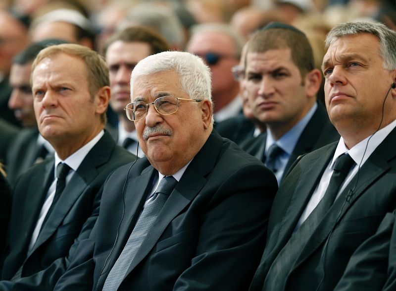 El presidente palestino Mahmud Abbas (C) junto al presidente del Consejo Europeo Donald Tusk (i) durante la ceremonia en Jerusalen