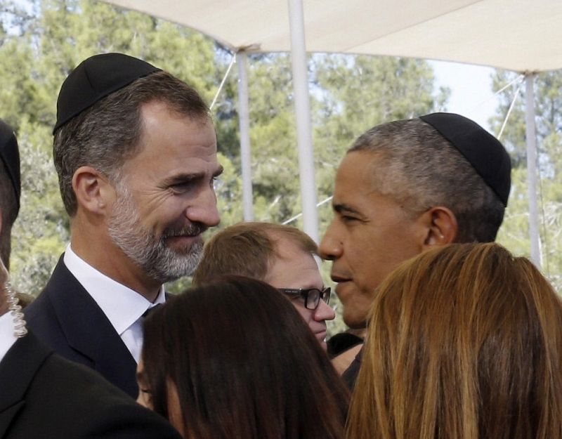 El rey Felipe VI conversa con el presidente Obama antes del funeral de Simón Peres
