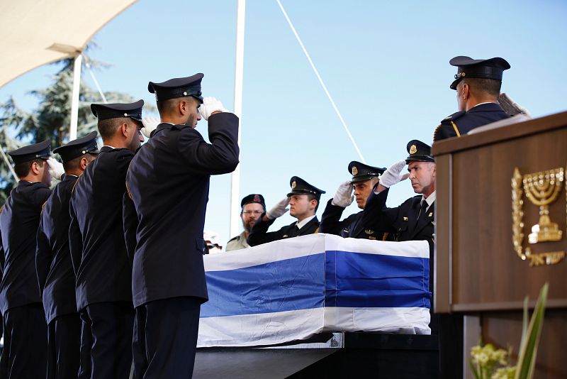 Varios guardias muestran sus respetos ante el féretro de Peres