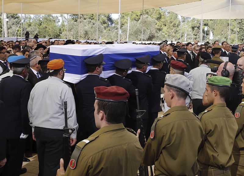 El féretro con los restos mortales del expresidente israelí es trasladado durante el funeral de Estado