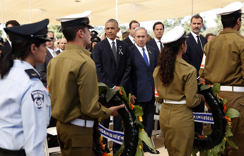 Obama, Netanyahu y el rey Felipe VI de España observan pasar a soldados israelíes con coronas de flores durante el funeral
