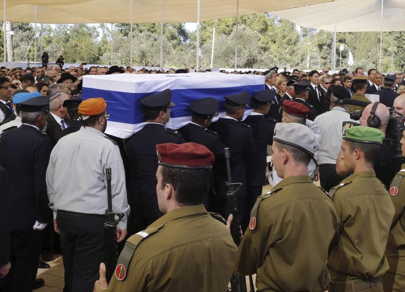 El féretro con los restos mortales del expresidente israelí es trasladado durante el funeral de Estado