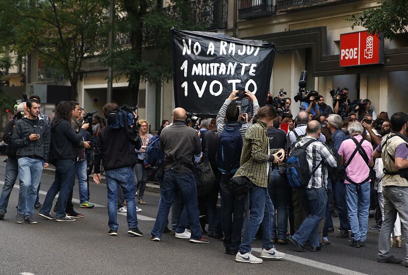 Tensión a las puertas de la sede del PSOE en la madrileña calle de Ferraz, donde han acudido militantes socialistas.