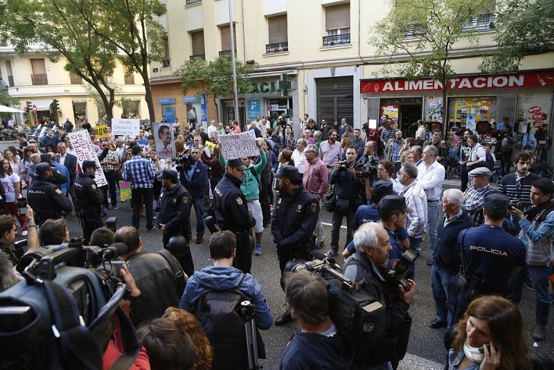 Operativo policial en las inmediaciones de la sede del PSOE, donde se concentran periodistas y varios militantes 