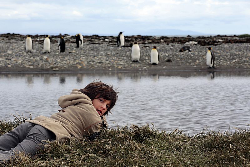 Unai, observando a una colonia de pingüinos rey en la Tierra del Fuego.