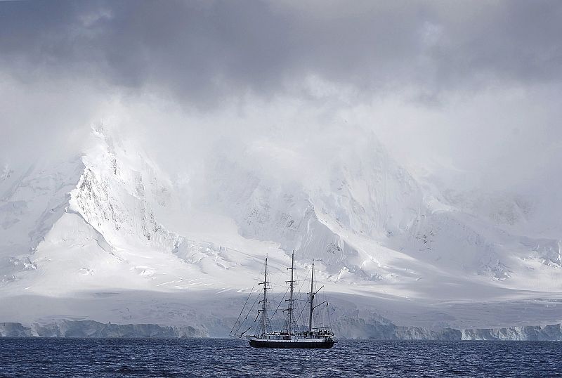 Un velero fondeado en la costa antártica.