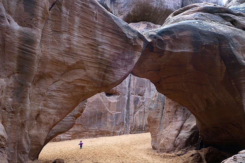 La pequeña Amaia, correteando en un paraje natural de Utah (Estados Unidos).
