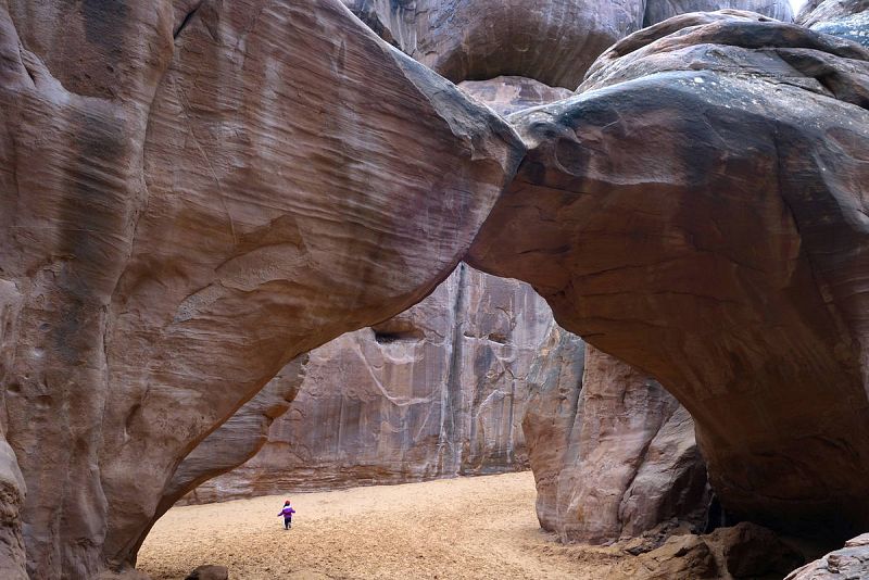 La pequeña Amaia, correteando en un paraje natural de Utah (Estados Unidos).