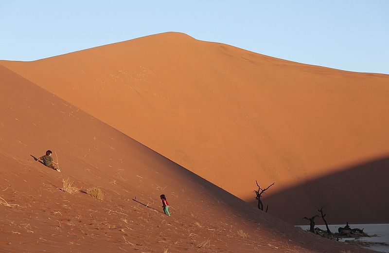 Unai y Amaia juegan en las dunas de Namibia.