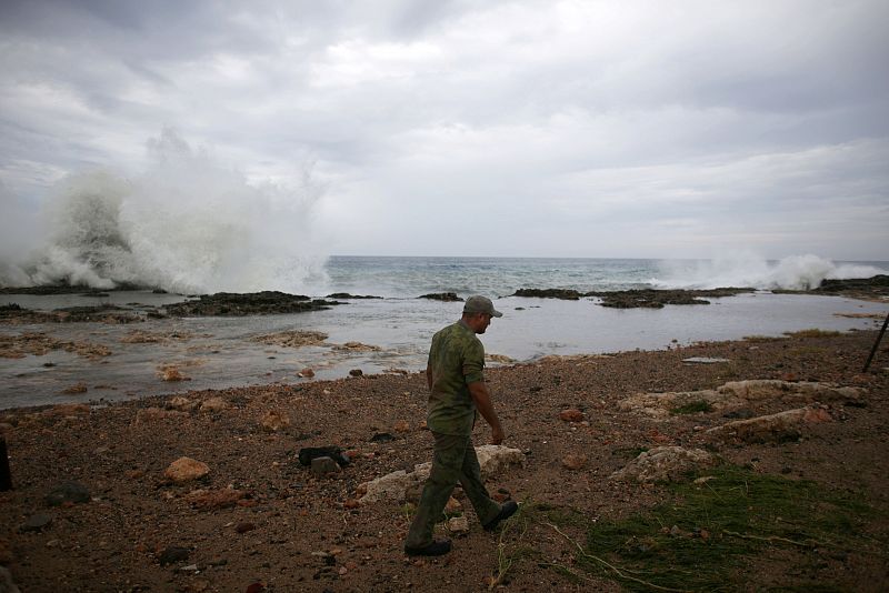 Un militar revisa la playa en Siboney poco antes de la llegada del huracán