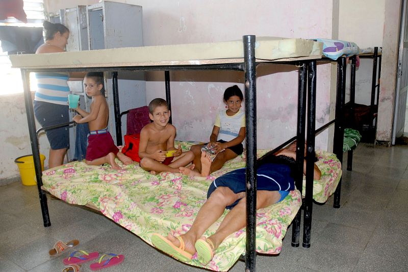 Cubanos evacuados de Cauto Cristo se refugian en Bayamo, provincia de Granma