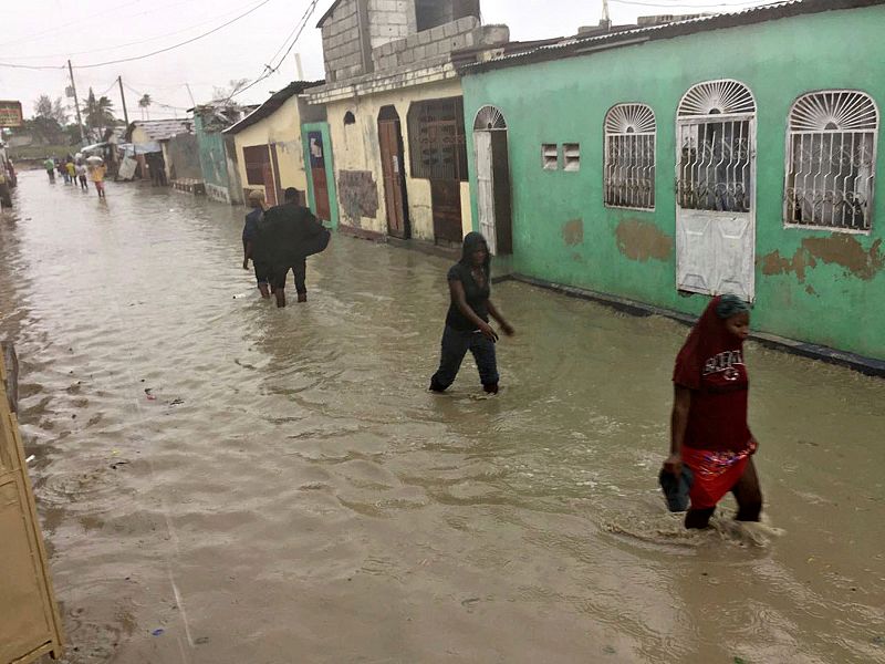 Vadeando una calle inundada en Puerto Príncipe, Haití