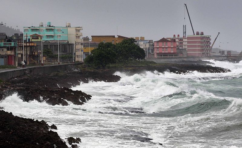 El malecón en Baracoa, Cuba, se prepara para recibir el huracán