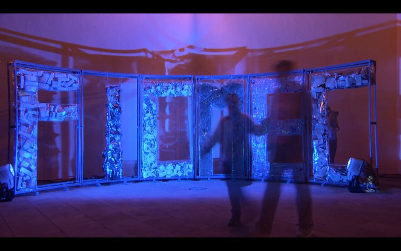 Rótulo y público del festival FICMEC