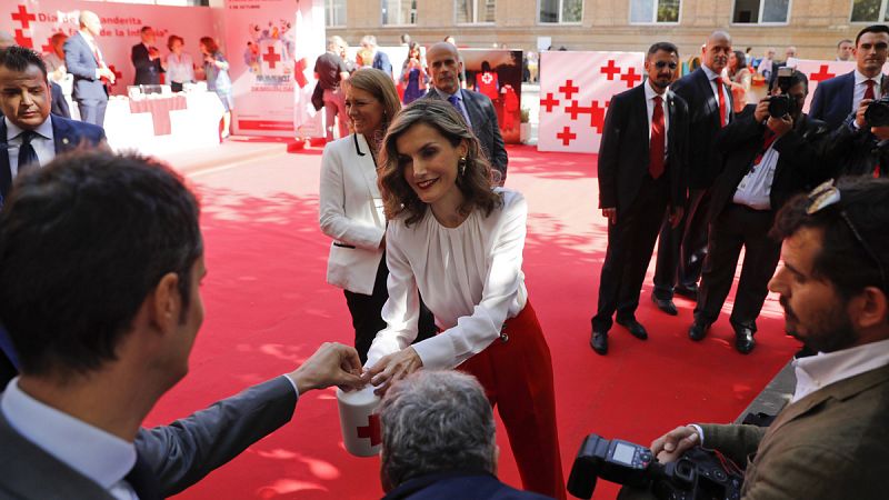 La reina doña Letizia recoge los donativos en el Día de la Banderita de Cruz Roja