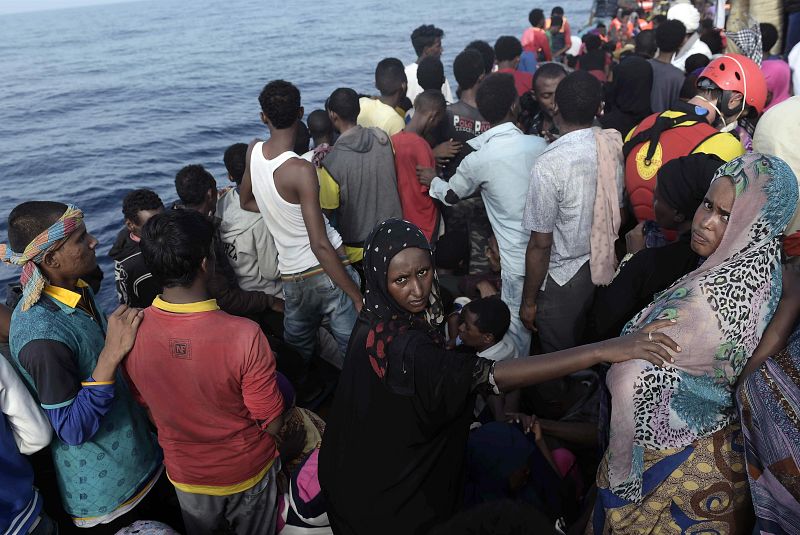 Dos mujeres aguardan a ser evacuadas tras el rescate