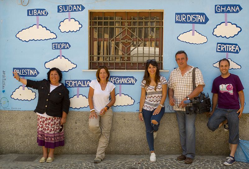 El equipo delante de la pared más famosa de Riace