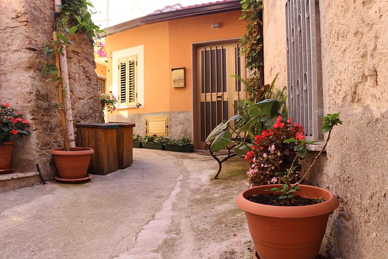 Contenedores de basura en calle Riace