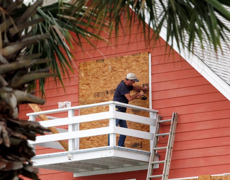 Ventanas y cristales a cubierto con placas laminadas de madera