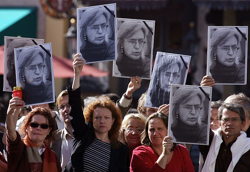 Compañeros de Anna Politkóvskaya exigen justicia en el 10 aniversario del asesinato de la periodista